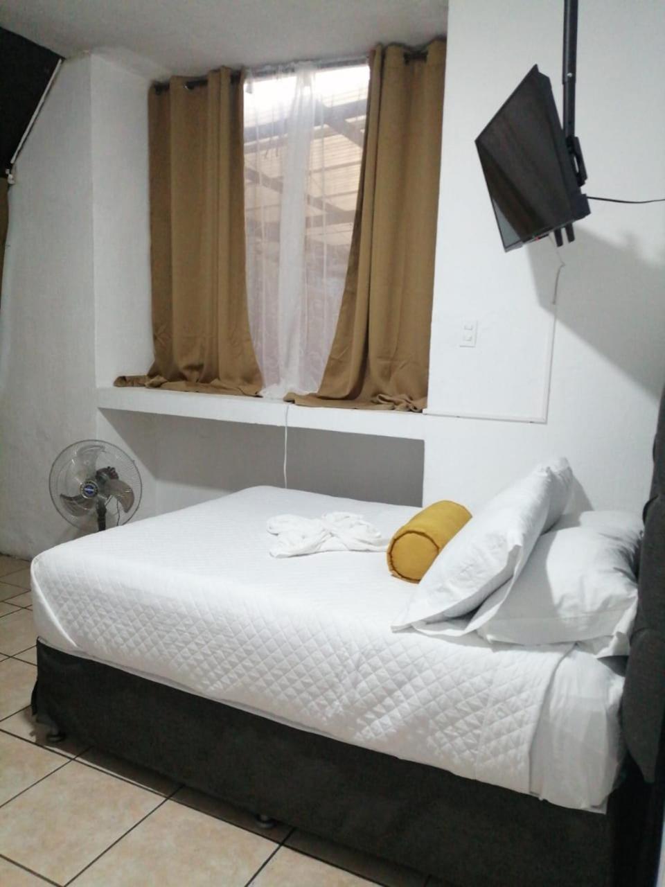 Global Airport Inn Free Shuttle Guatemala City Номер фото