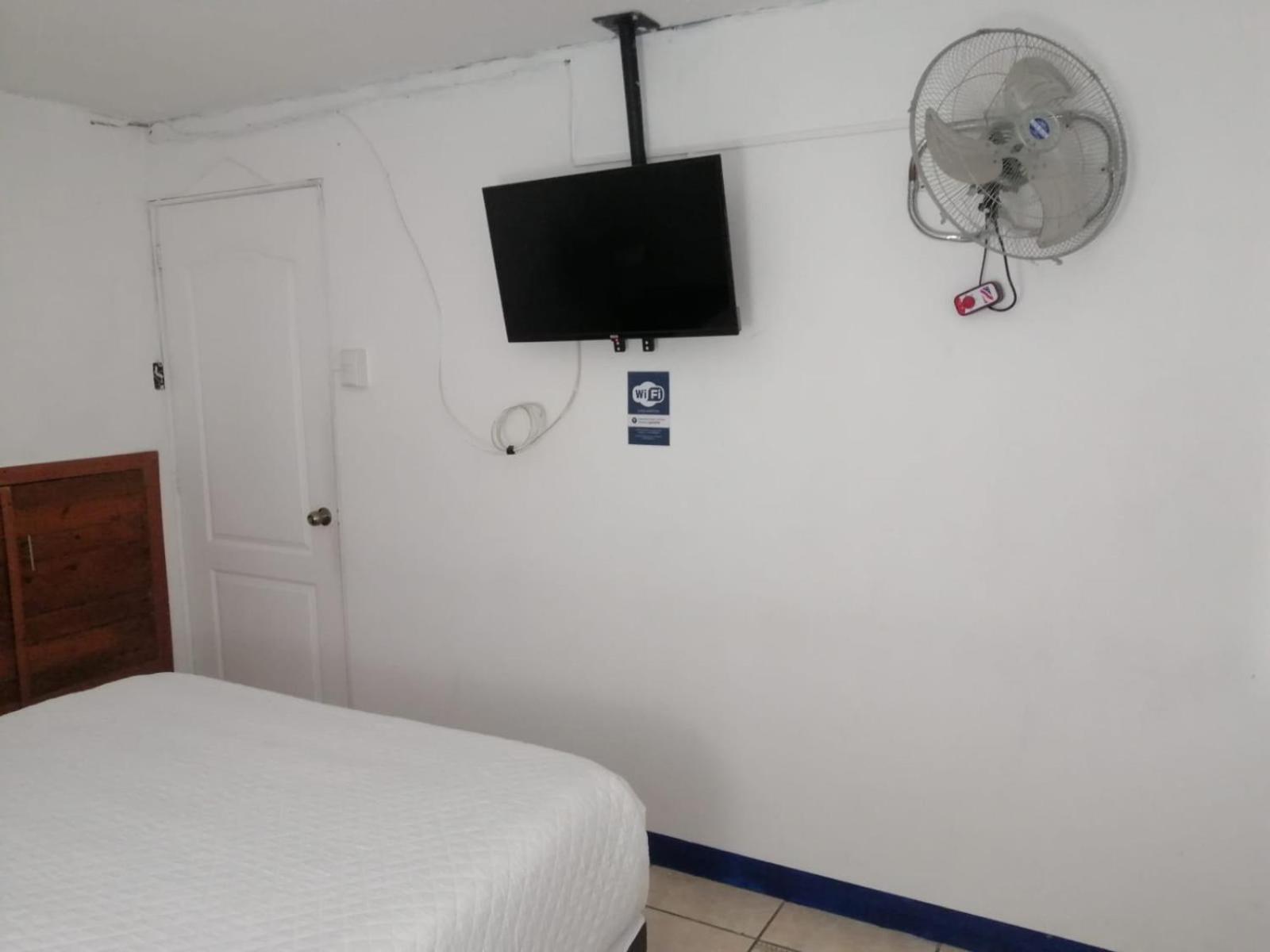 Global Airport Inn Free Shuttle Guatemala City Екстер'єр фото